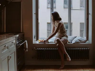 Femeie pe pervaz - Foto: Pexels (Imagine cu rol ilustrativ)