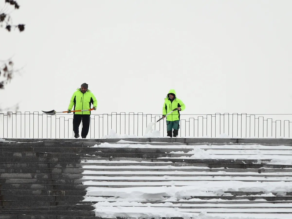 Ce drumuri sunt închise sau restricţionate circulaţiei, în urma ninsorilor abundente