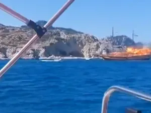 Navă cu 80 de oameni la bord, cuprinsă de flăcări. Pasagerii s-au aruncat în mare pentru a se salva - Foto: Captură video