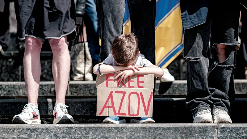 DURERE MAI MARE Un băiat ține un banner la un miting în Lviv, pe 28 aprilie, organizat în sprijinul soldaților capturați în Mariupol și reținuți de forțele ruse timp de mai bine de doi ani