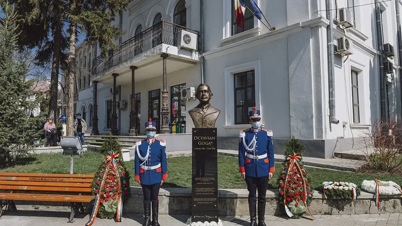 Ateneul din Iași a cheltuit 5.000 de lei cu bustul lui Goga, primul premier al României care a susținut o alianță cu Germania nazistă. Sursă imagine: Facebook Primăria Iași