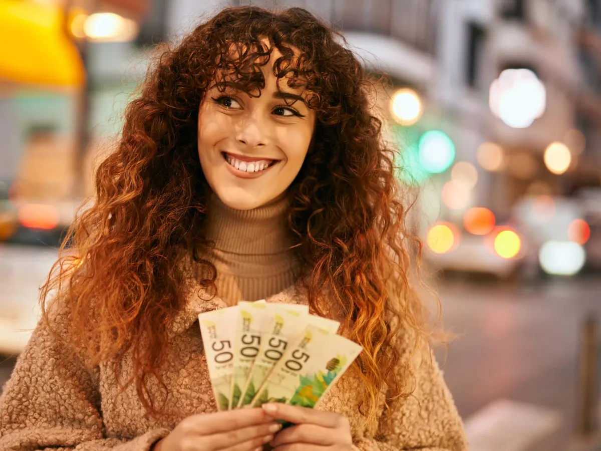 Femeie cu bani - Foto: Freepik (Imagine cu rol ilustrativ)