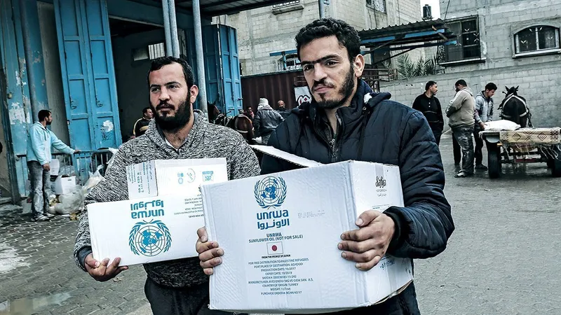 Refugiați cu pachete primite ca ajutor