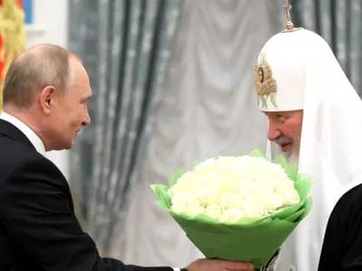 Rusia: Biserica Ortodoxă a fuzionat cu Statul. Patriarhul Kirill a rescris porunca „Să nu ucizi” cu sprijinul lui Putin