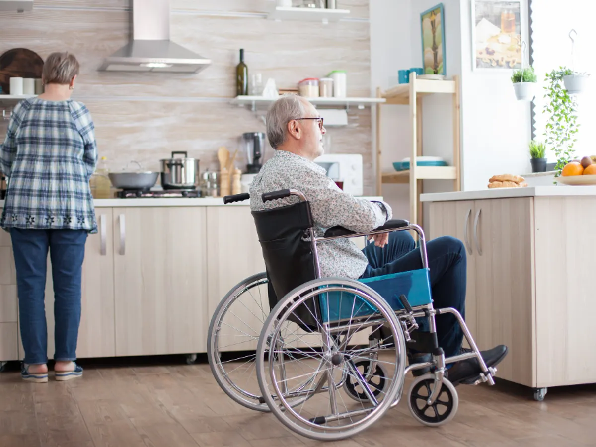 Pensionară de 70 de ani revine la muncă după ce soțul ei a suferit un AVC. A trebuit să vândă și casa