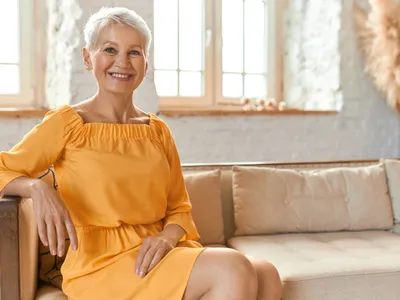 Pensionară bucuroasă la pensie - Foto: Freepik