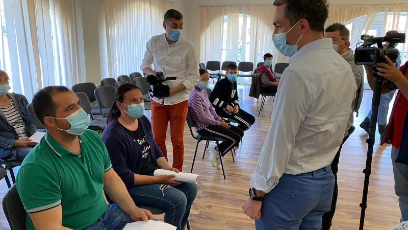 Medicul Valeriu Ghoerghiță a vaccinat duminică în comuna în care a copilărit, din județul Argeș. Sursă imagine: Facebook RoVaccinare