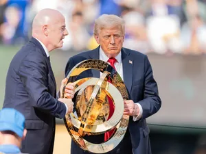 Donald Trump, cu președintele FIFA și trofeul acordat câștigătoarei Cupei Mondiale a Cluburilor - Foto: Profimedia Images