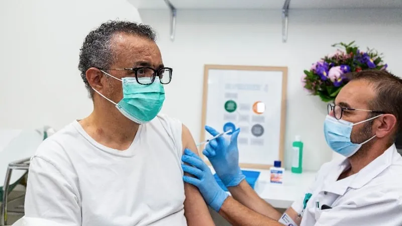 Varianta Delta (indiană) a COVID devine dominantă global, anunță OMS, instituție al cărei șef s-a vaccinat recent/FOTO: Facebook/WHO