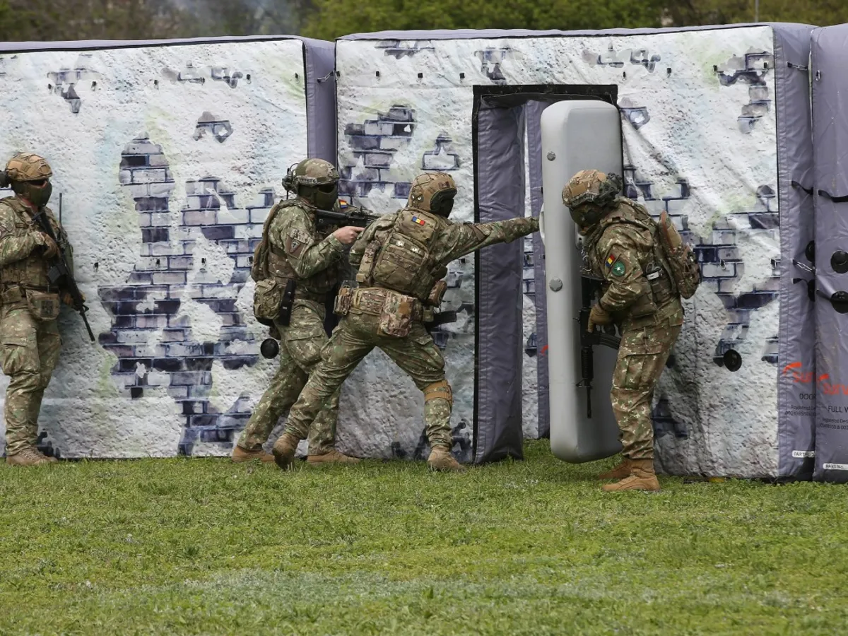 Descinderi în forță la o unitate militară din Sibiu. Militari acuzați că au furat combustibil - Foto: Facebook/ MApN (rol ilustrativ)