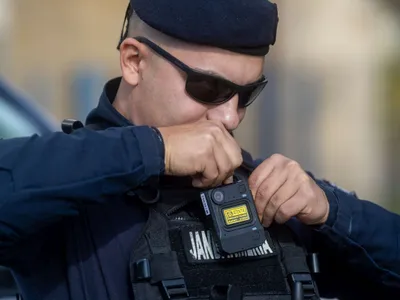 Jandarm aranjându-şi body camera - Foto: INQUAM PHOTOS/Virgil Simionescu (Imagine cu caracter ilustrativ)