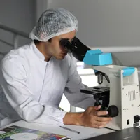 Medic cercetând probe, caracter ilustrativ - Foto: Pexels / Pixabay