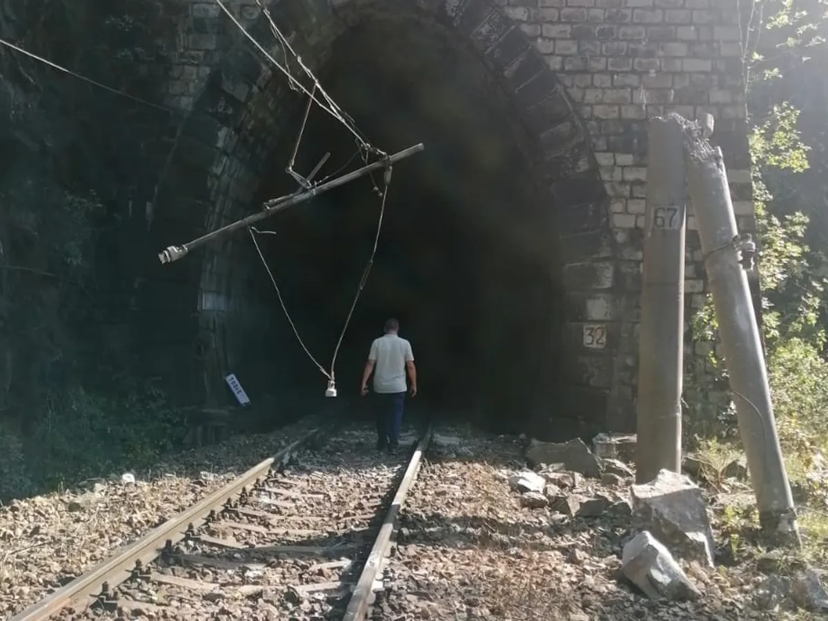 Un bolovan a căzut pe șine în zona Lainici Foto: gorjonline