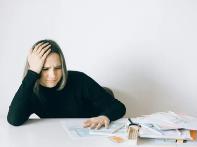 Tânără stresată calculându-şi bugetul personal - Foto: Pexels/Nataliya Vaitkevich