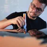 Artistul Mihai Zgondoiu a lăsat hârtia și instalațiile și a pictat o mașină cu spray și markere - Foto: Dragoș Savu