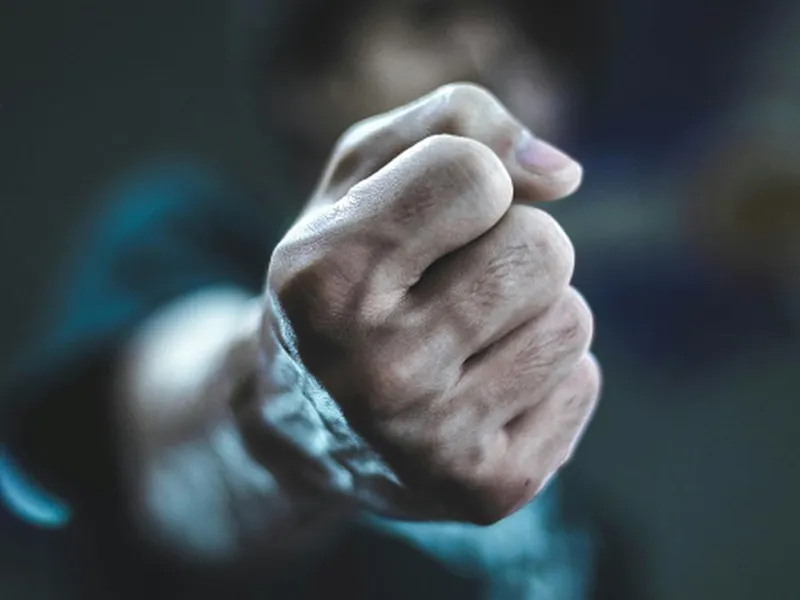 Scene ca-n filme în Copou, vizavi de IPJ: bătaie între șefi, de la femei, pe acoperiș -. Foto: Pexels/Hunain Bin Shahid