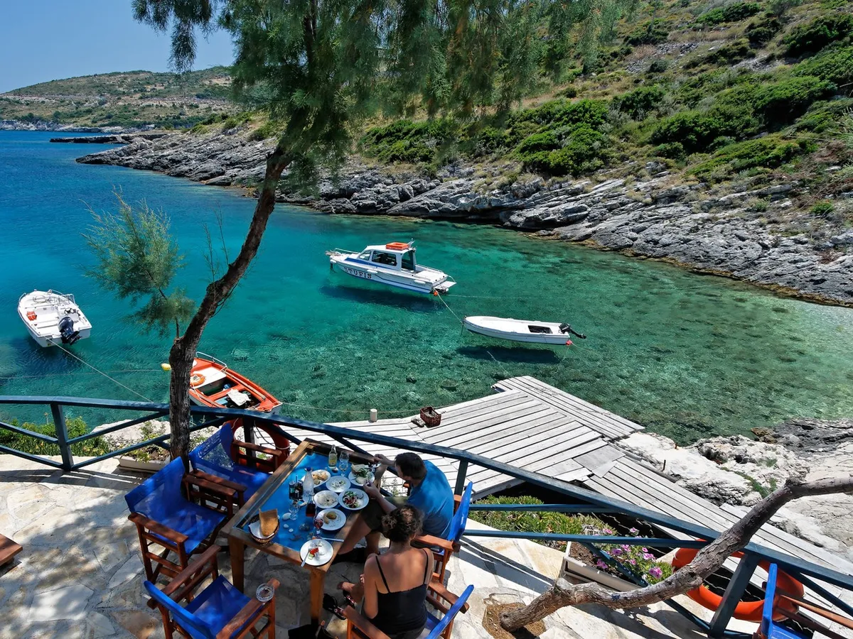 Mergi în vacanță Thassos și vrei să mănânci românește? Ciorbă de burtă sau rădăuțeană – 12 €, mici – 14 €