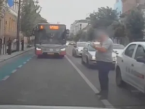 Un taximetrist i-a dat cu spray unui șofer de autobuz din Cluj. Se certaseră de la banda dedicată - Foto: Captură video/ Imagine cu caracter ilustrativ