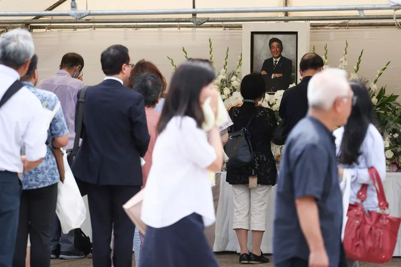 Oameni care plâng după fost premier japonez - Foto: Profimedia Images (rol ilustrativ)