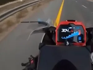 Tânăr motociclist, prins croșetând pe autostradă la 304 km/h. Riscă o amendă de 65.000 lei - Foto: captură video