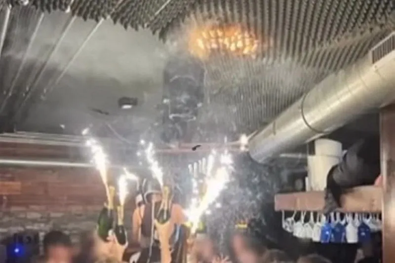 Copie la indigo după incendiul din Clubul Colectiv. Momentul &icirc;n care artificiile fac să ia foc tavanul - Foto: Profimedia Images