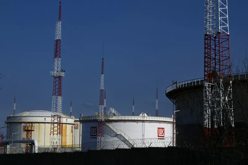Tancuri Lukoil de stocare în terminalul portuar Rosenets, din portul Burgas - Foto: Profimedia Images