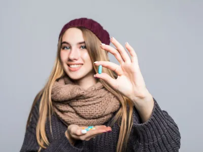Tânără femeie cu pastile albastre/Freepik/diana.gytsku