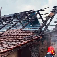 Despăgubirea uriașă primită de un român după ce casa i-a fost distrusă de incendiu. Mii de euro - Foto: ISU / caracter ilustrativ
