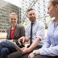 Tineri în fața unei clădiri de birouri - Foto: Freepik (rol ilustrativ)