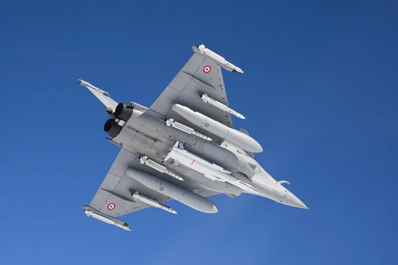 Avion Rafale care transportă o rachetă de croazieră nucleară franceză lansată din aer ASMPA - Foto: Profimedia Images
