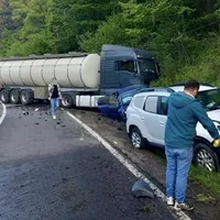 Două autoturisme, un SUV şi o cisternă s-au ciocnit pe DN 10, în Covasna - Foto: Info trafic