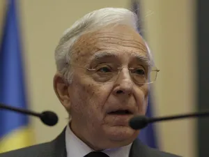 Guvernatorul BNR Mugur Isărescu, vorbind la o conferinţă dedicată NATO - Foto: INQUAM PHOTOS/Octav Ganea