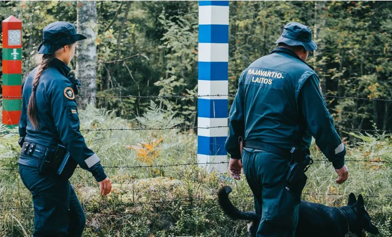 Poliția de frontieră cercetează zonele unde ar fi putut să cadă drone -  Foto: Finnish Border Guard (Facebook)
