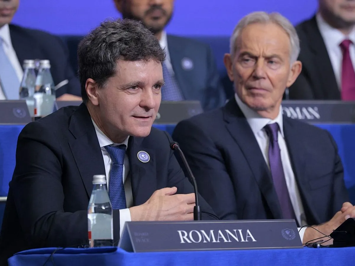 Nicuşor Dan vorbind la Consiliul pentru Pace. În stângă sa este Tony Blair, fostul premier britanic - Foto: Profimedia Images