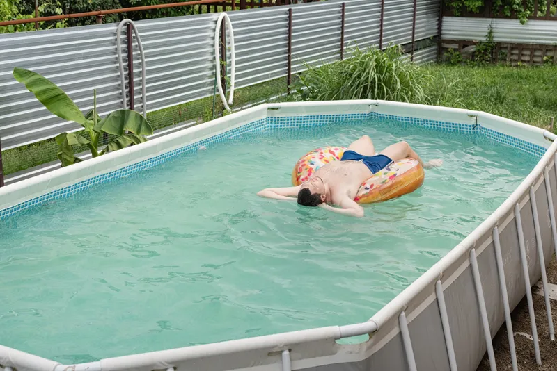 Bărbat la piscină - Foto: Magnific.com (Imagine cu rol ilustrativ)