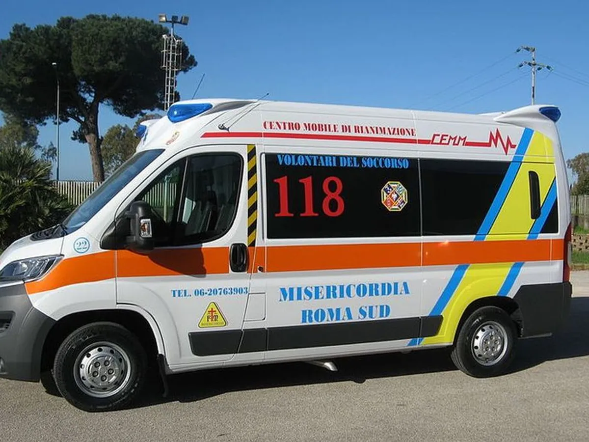 Un mort în avionul Ryanair care zbura în Italia. „S-a plâns de greață, la îmbarcare” - Foto: Wikimedia/Ambulances Wiki/CC BY-SA 4.0