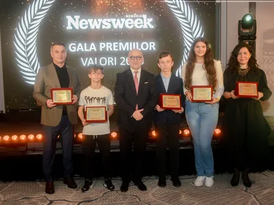 Sabin Orcan, fondatorul Newsweek România, alături de adevăratele staruri ale serii Foto: Răzvan Vălcăneanțu