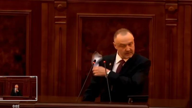 Sorin Lavric își dă masca jos, înainte să-și înceapă omagiul pentru Vulcănescu. Captură video Youtube Senatul României