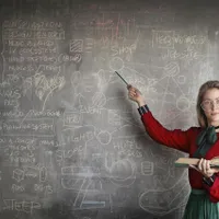 Profesoară la tabla din clasă - Foto: Freepik (cu rol ilustrativ)