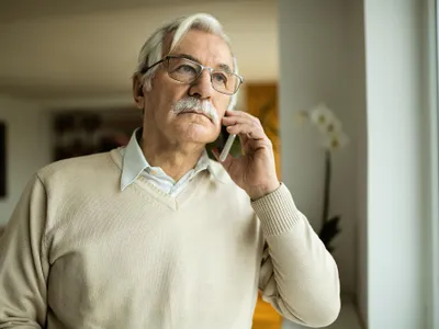 Un pensionar vorvește la telefon - Foto: Freepik (rol ilustrativ)