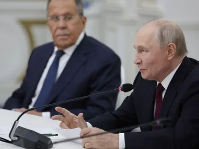 Tiranul Federaţiei Ruse, Vladimir Putin, şi una dintre portavocile sale, Serghei Lavrov - Foto: Profimedia Images