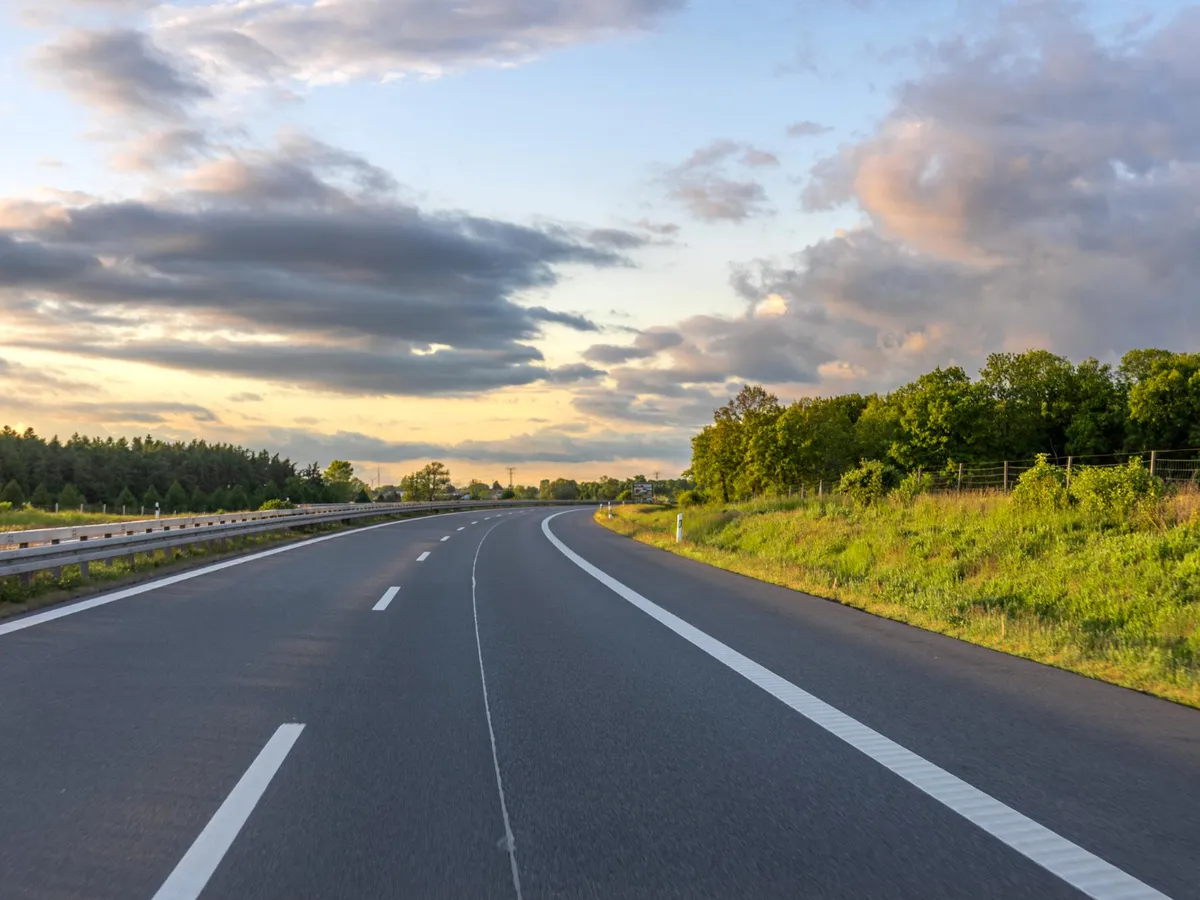 Curbă pe o autostradă - Foto: Freepik (rol ilustrativ)