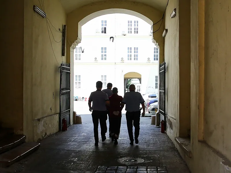 Un hoț de lemne a primit o pedeapsă de 10 ani pentru tentativă de omor, după ce și-a bătut doi prieteni de băutură cu o scândură Foto: INQUAM Photos/ Virgil Simonescu