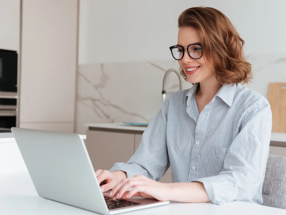 Femeie la birou - Foto: Freepik