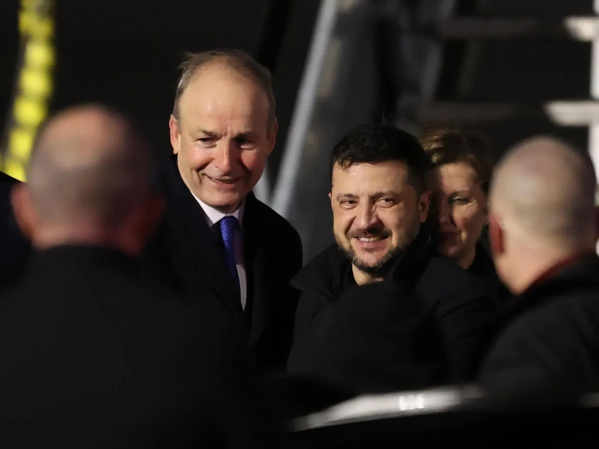 Premierul irlandez Michael Martin și președintele ucrainean Volodimir Zelenski la sosirea acestuia pe aeroportul din Dublin - Foto: Profimedia Images
