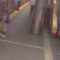 Secunda lui "Dumnezeu". O femeie a scăpat miraculos după o bucată din tavan i-a căzut în față - FOTO: Captură video - boston25news