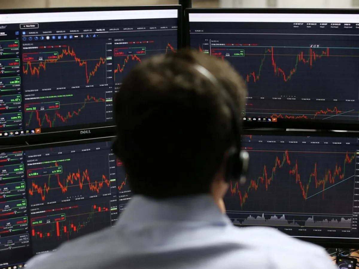 Un trader urmăreşte datele de piaţă, la London Stock Exchange - Foto: Profimedia Images