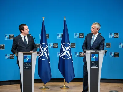 Secretarul general NATO Jens Stoltenberg (dreapta) și prim-ministrul Kosovo, Albin Kurti/foto: Profimedia Images