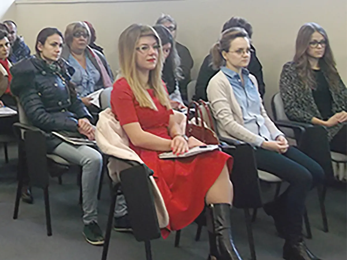 Tânăra femeie în rochie roșie  și vecina din stânga ei au participat în două proiecte diferite ale aceluiași beneficiar