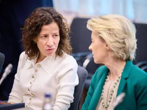 Ursula von der Leyen a făcut schimbări în bugetul UE, la cererea Roxanei Mînzatu. Bani pentru regiunile sărace - Foto: Facebook / Roxana Mînzatu